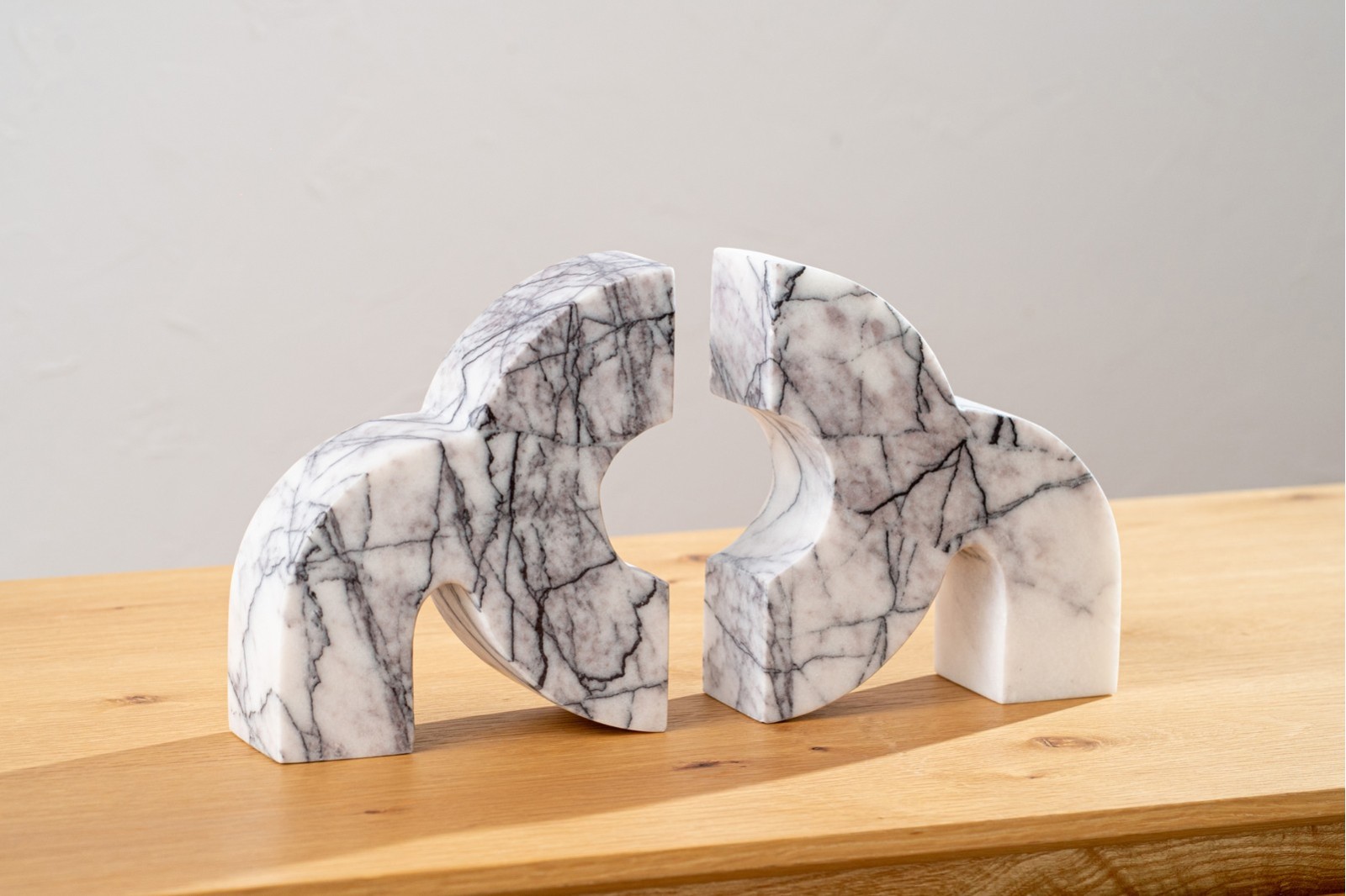 ESCULTURA MARMOL BLANCO GRIS.