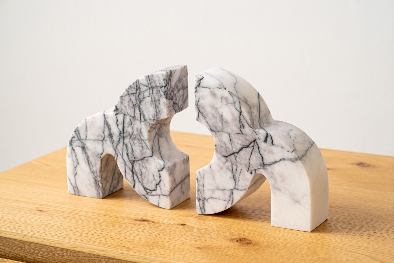 ESCULTURA MARMOL BLANCO GRIS.