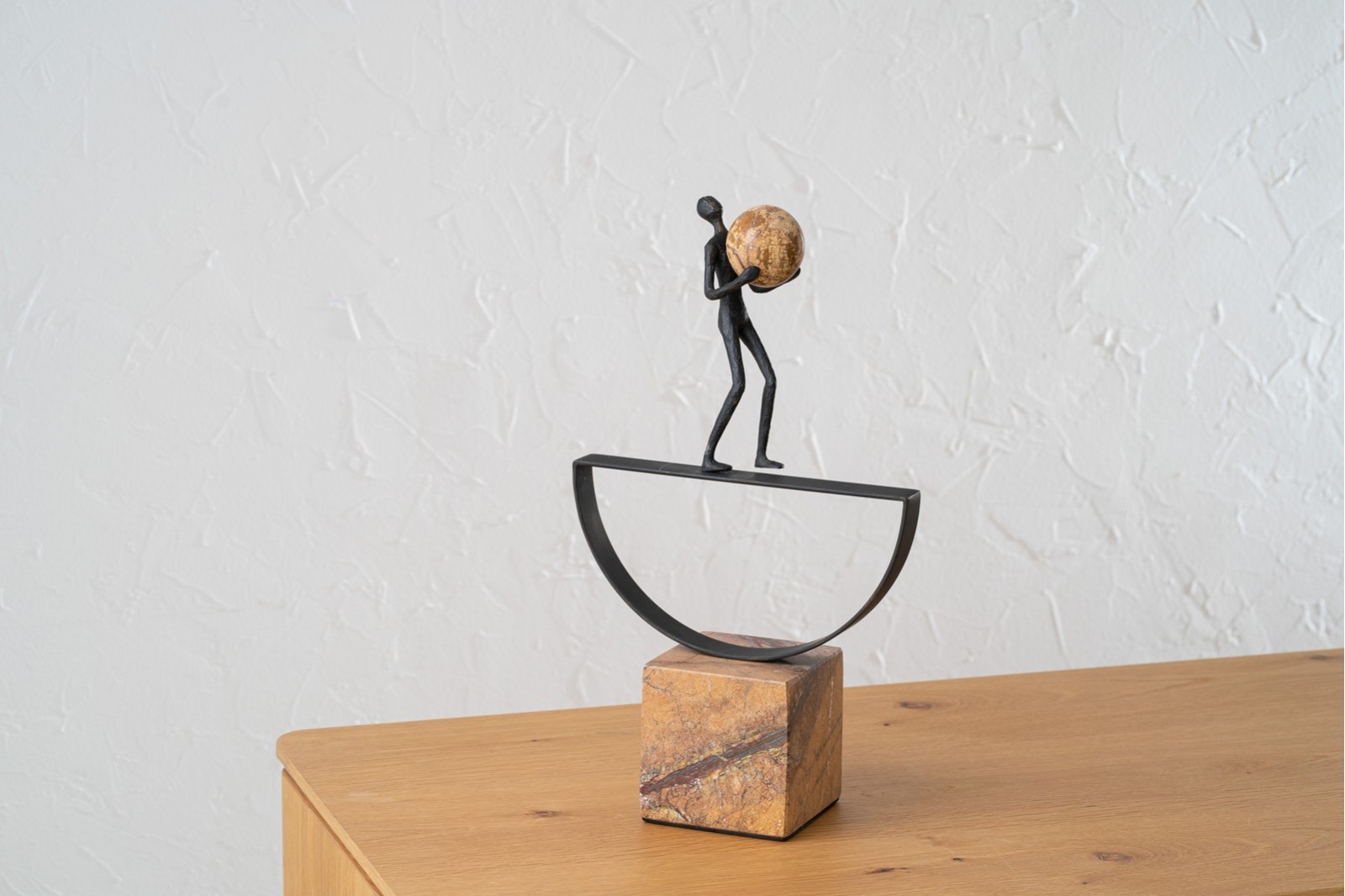 ESCULTURA FORTALEZA. METAL Y MÁRMOL