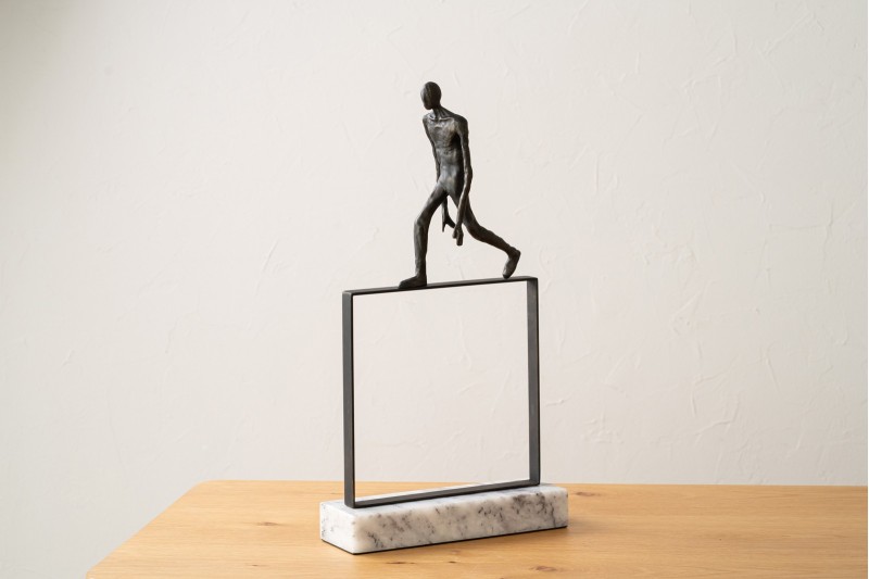 ESCULTURA CUADRADO. METAL Y MARMOL