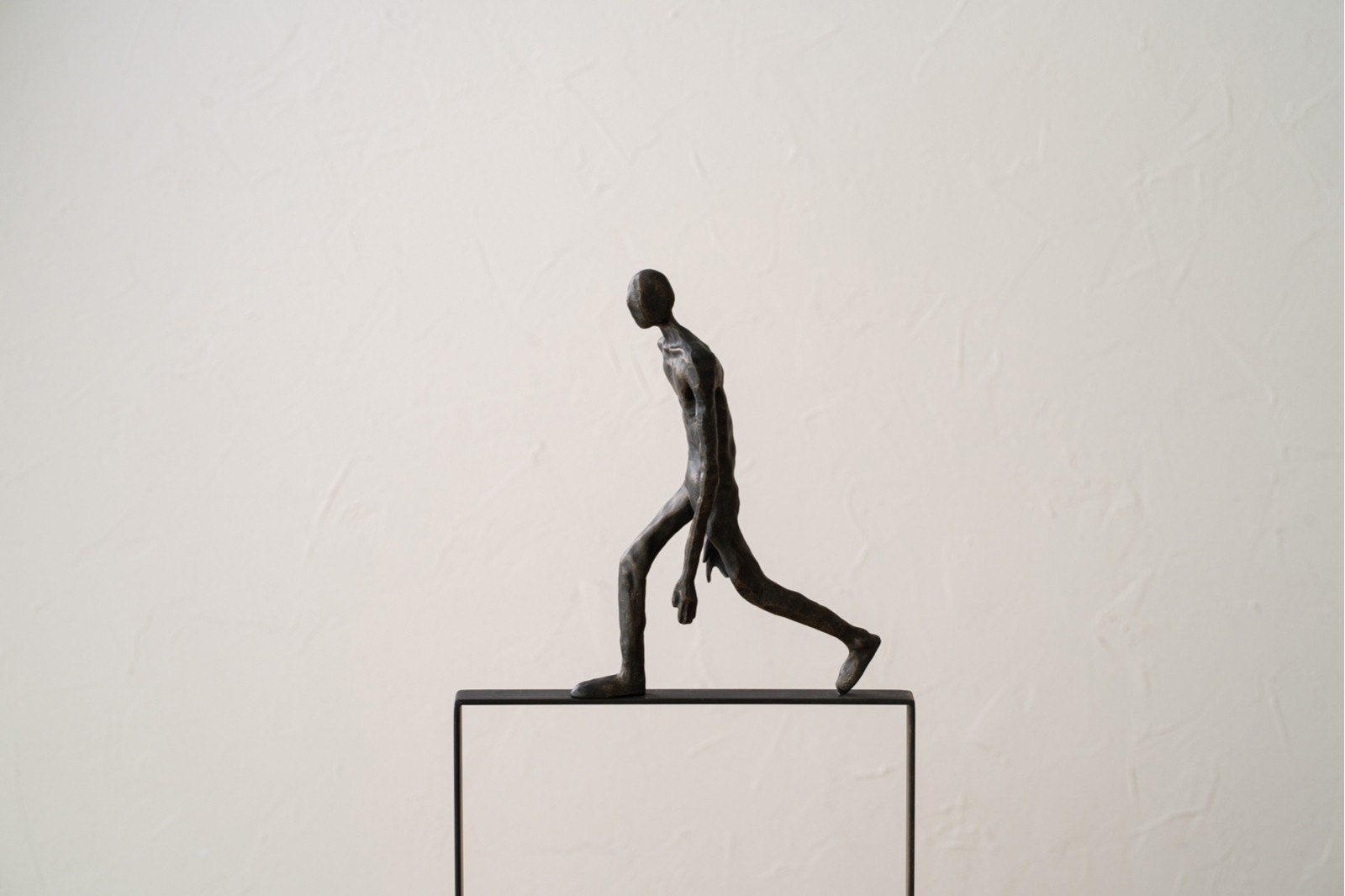 ESCULTURA CUADRADO. METAL Y MARMOL