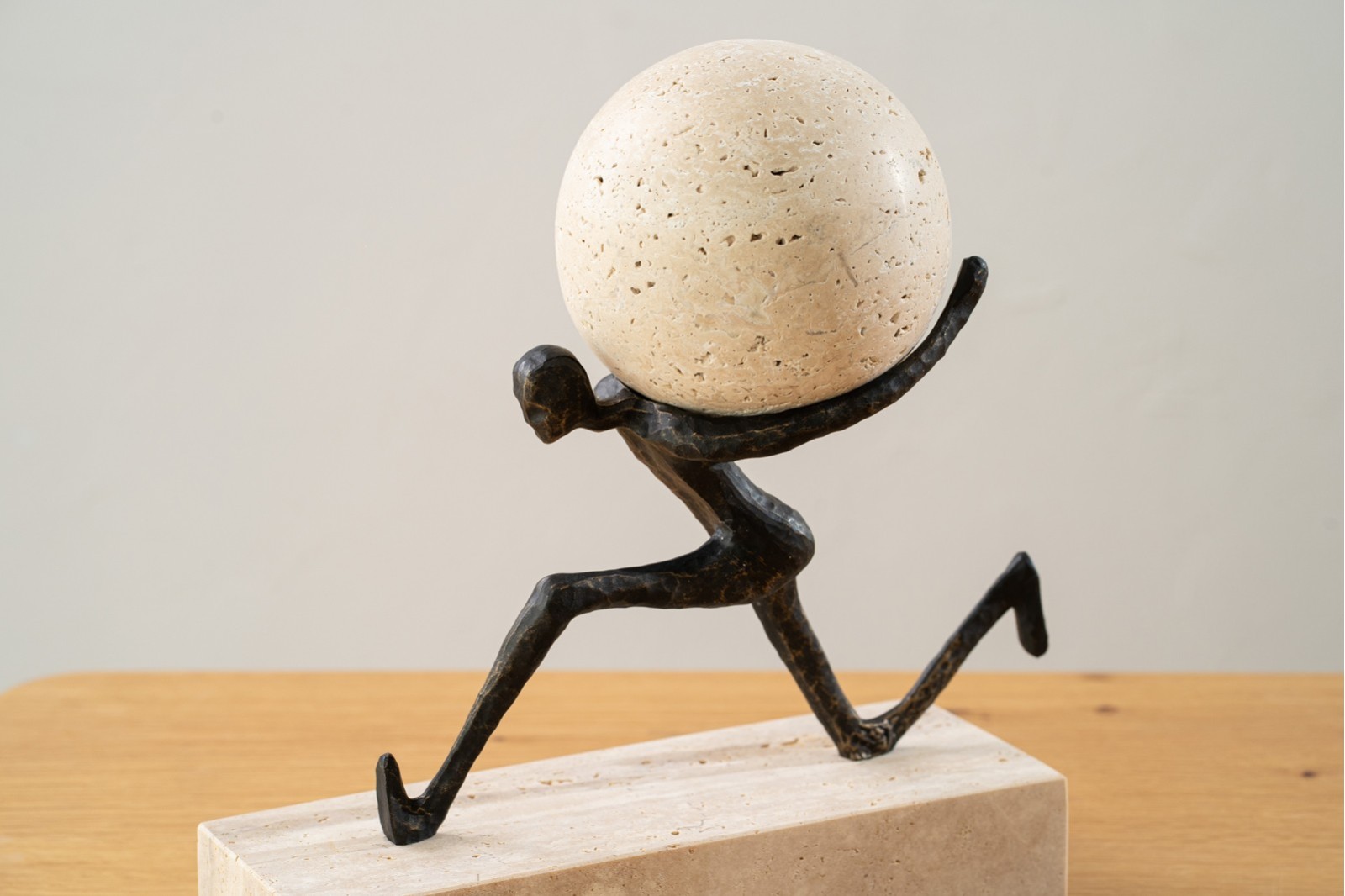 ESCULTURA CORRIENDO GR. METAL Y MARMOL