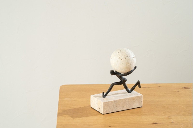 SCULPTURE RUNNING SMALL. METAL AND MARBLE | VP Interiorismo