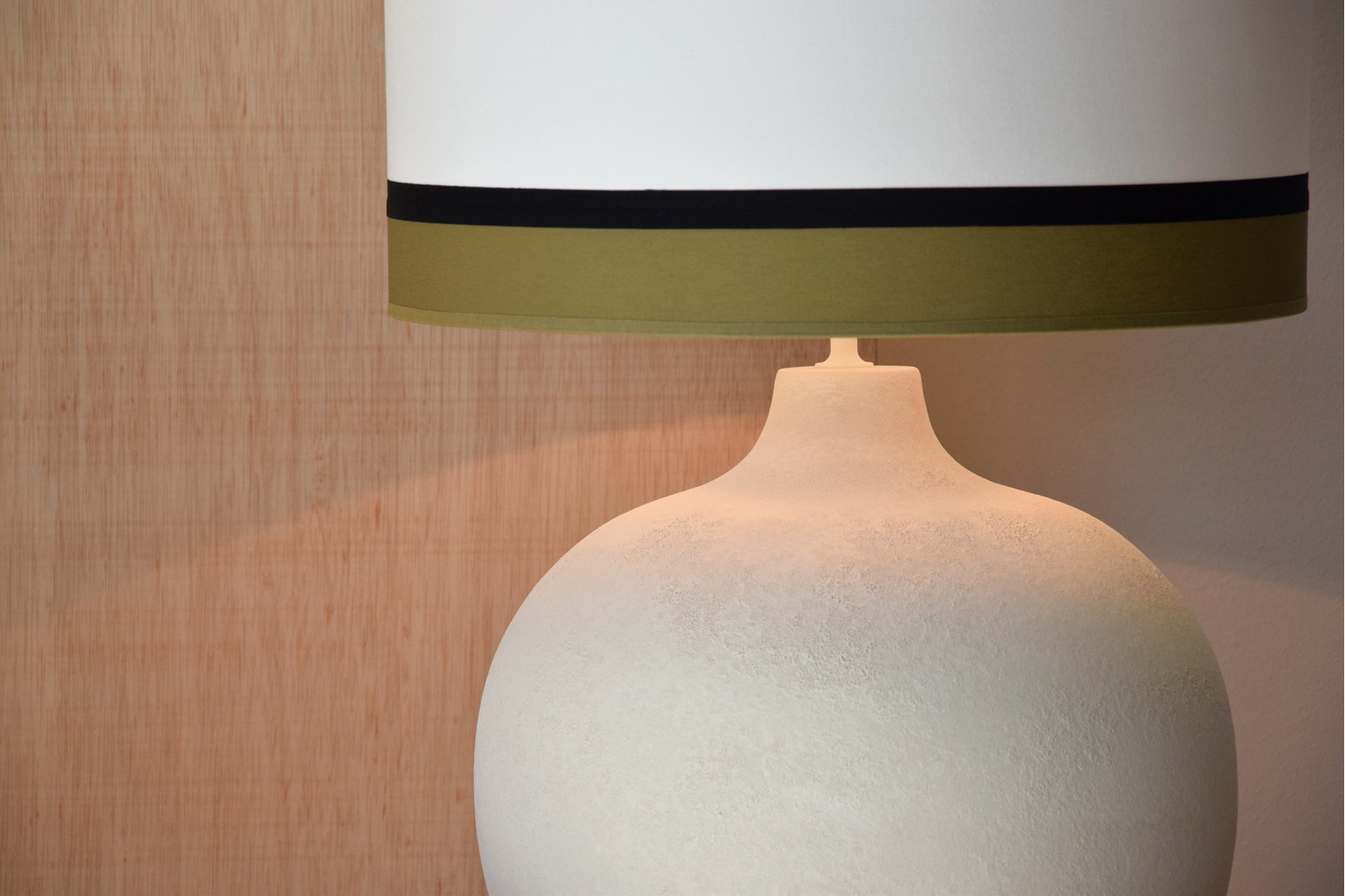 LAMPARA MESA BOLA CON PANTALLA.CERAMICA