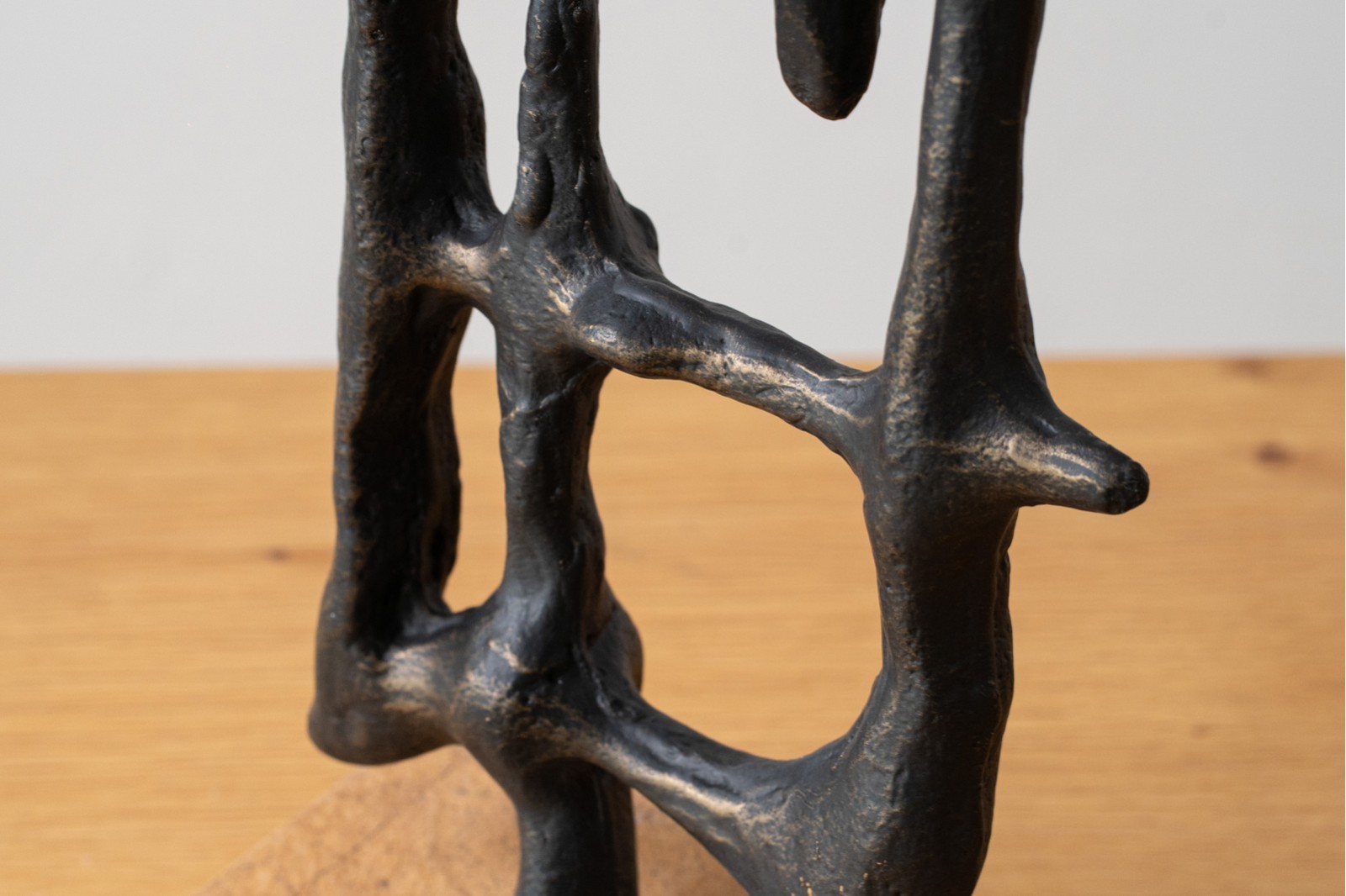 ESCULTURA ABSTRACTA N4. METAL Y MARMOL