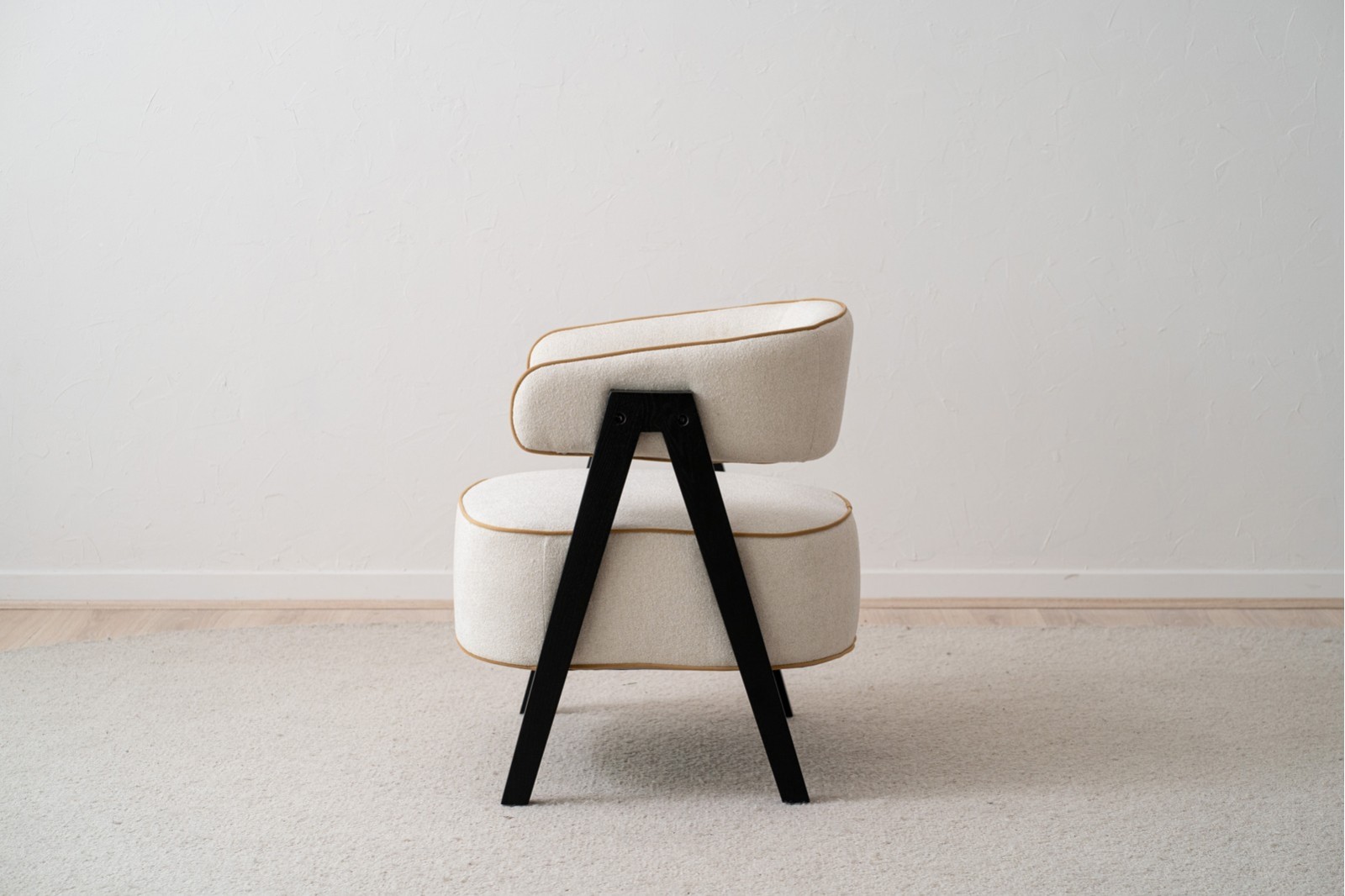 BUTACA TAPIZADA. BEIGE Y FRESNO NEGRO