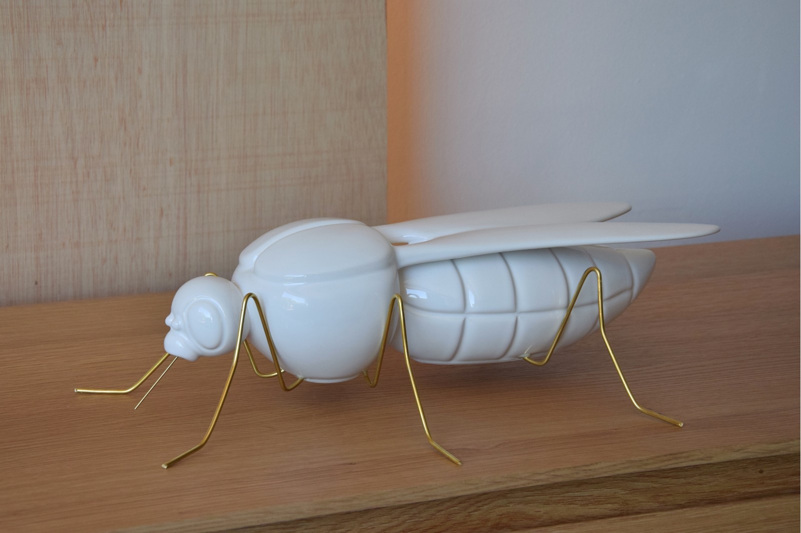 ESCULTURA MOSQUITO. CERAMICA BLANCO BR.