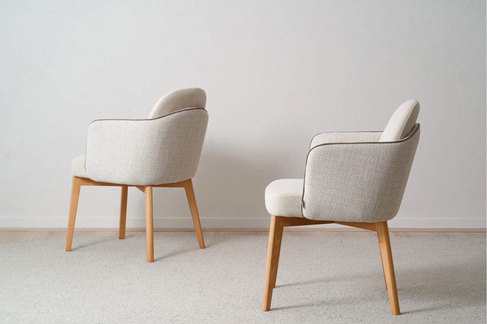 SET 2 SILLAS COMEDOR CON BRAZOS. BEIGE C