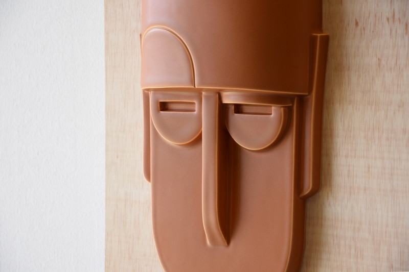 CERAMIC MASK TO HANG ON THE WALL. MATT OCHRE.N1 | VP Interiorismo