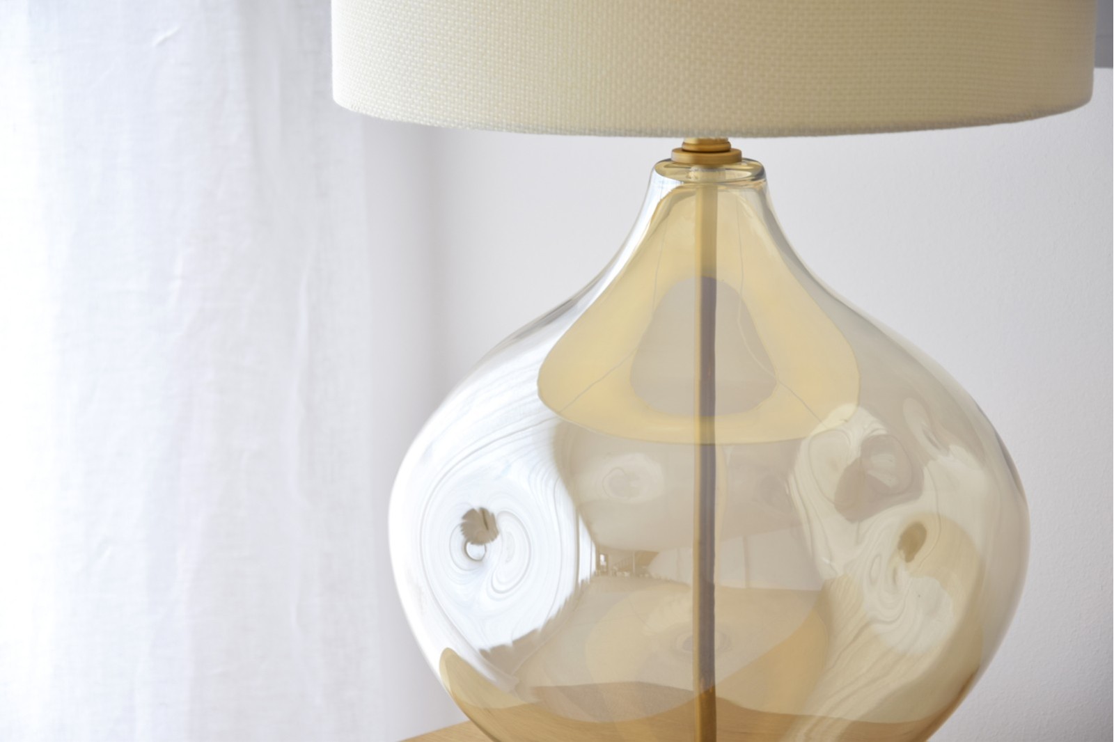 LÁMPARA MESA VIDRIO VOLCÁN C/PANTALLA.