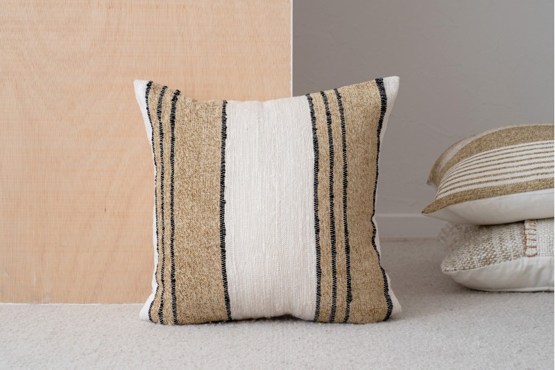 COUSSIN EN COTON BLANC CAMEL NOIR. ERO N1 | VP Interiorismo