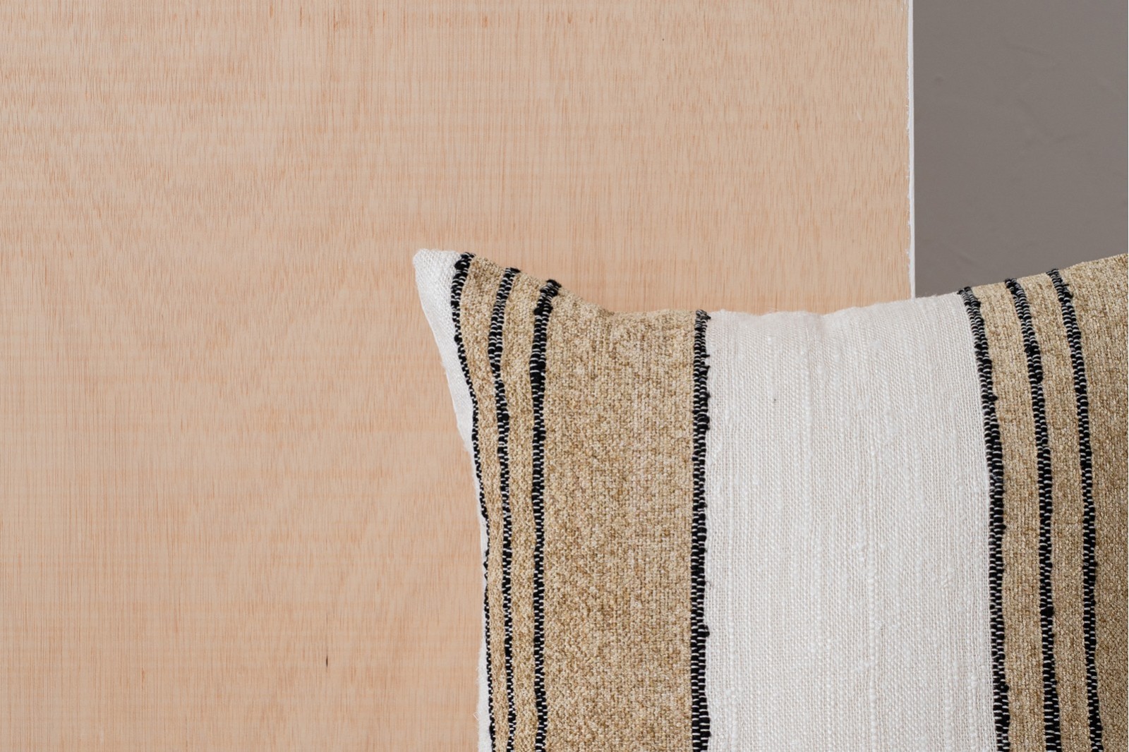 COJIN ALGODON BLANCO CAMEL NEGRO.ERO N1