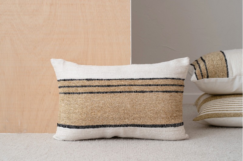 COUSSIN EN COTON BLANC CAMEL NOIR. ERO N1 | VP Interiorismo