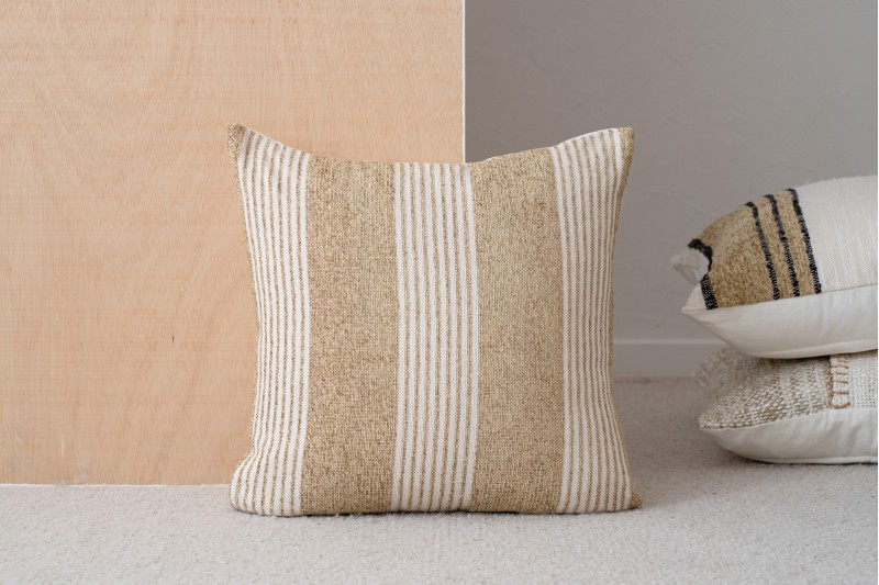 CUSHION ERO N3. WHITE CAMEL COTTON CUSHION | VP Interiorismo