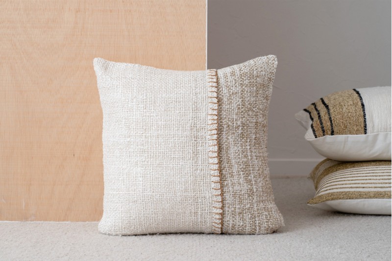 CUSHION ERO N4. WHITE CAMEL COTTON CUSHION | VP Interiorismo