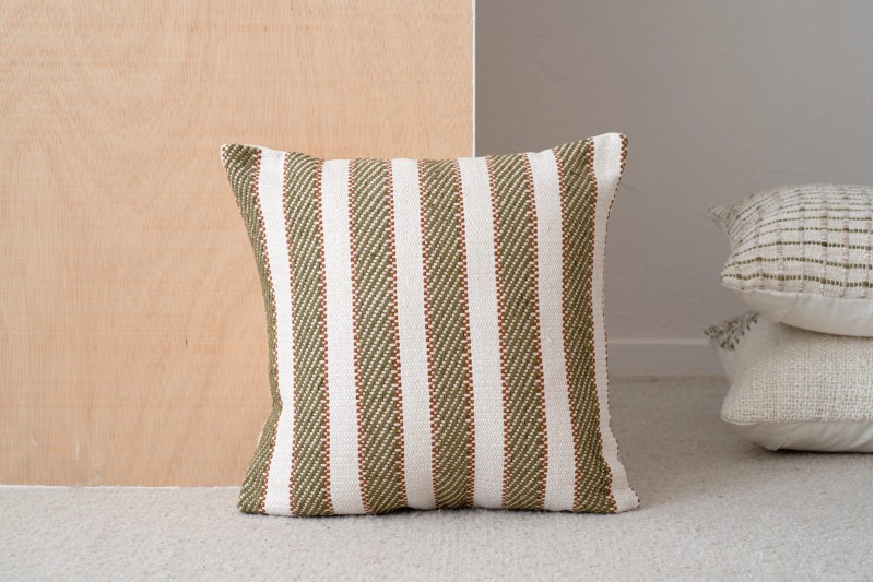 COUSSIN EN COTON BLANC ET VERT OLIVE. BERTE N1 | VP Interiorismo