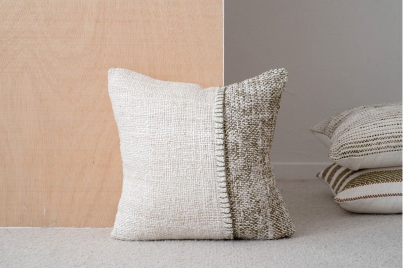 COUSSIN EN COTON BLANC ET OLIVE VERT. BERTE N3 | VP Interiorismo