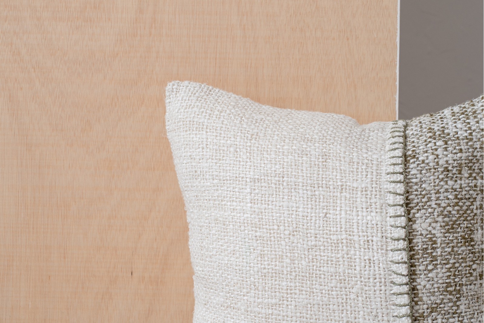 COJIN ALGODON BLANCO VERDE. BERTE N3