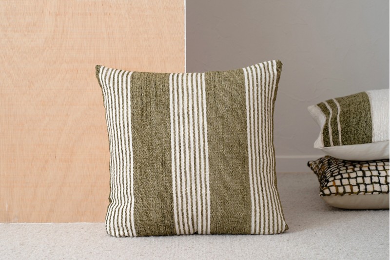 CUSHION BERTE N5. WHITE OLIVE GREEN COTTON CUSHION | VP Interiorismo