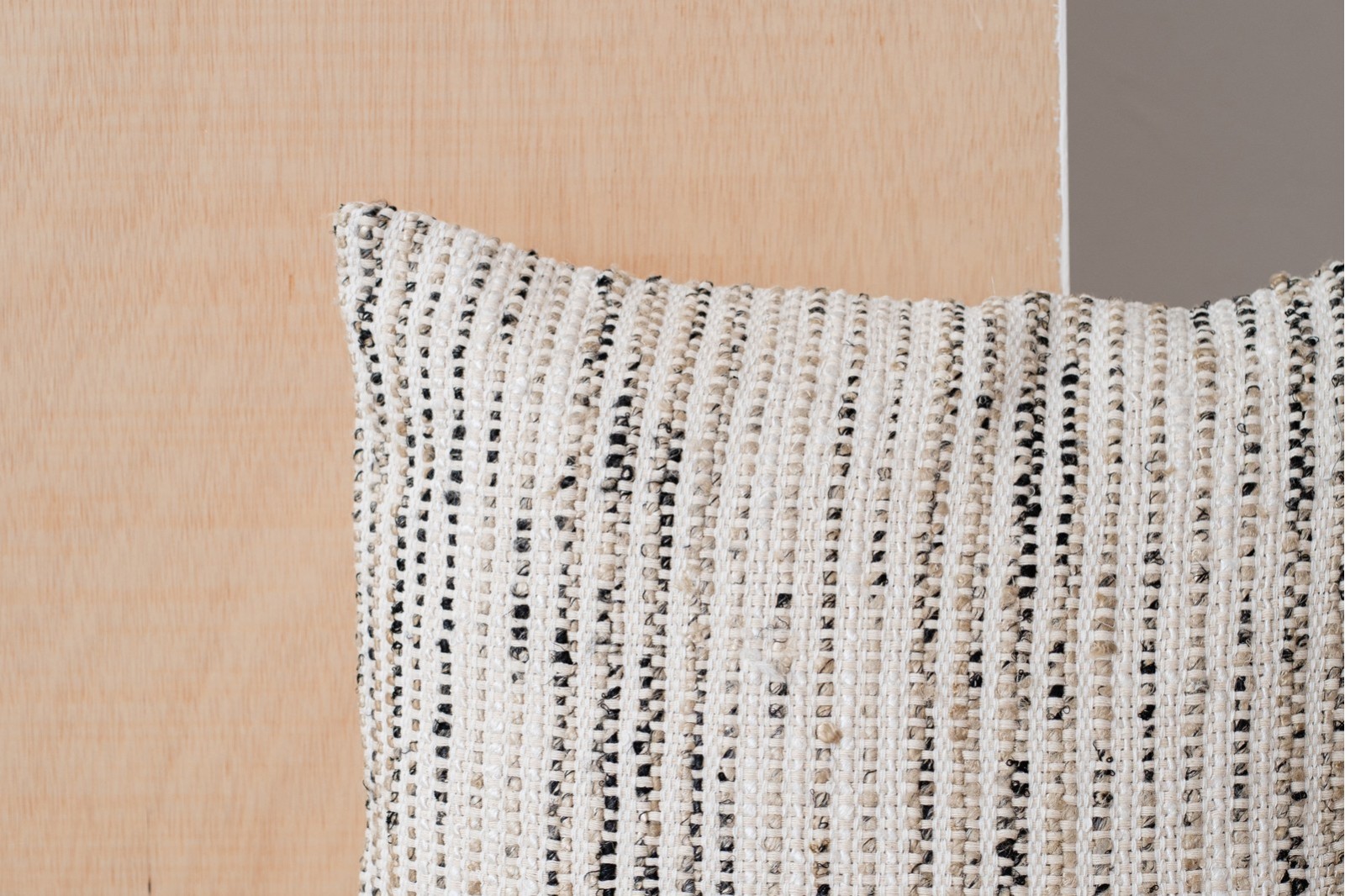 COJIN ALGODON BLANCO BEIGE NEGRO.OTO N2