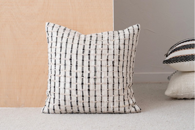 COUSSIN EN COTON BLANC NOIR BEIGE. OTO N4 | VP Interiorismo