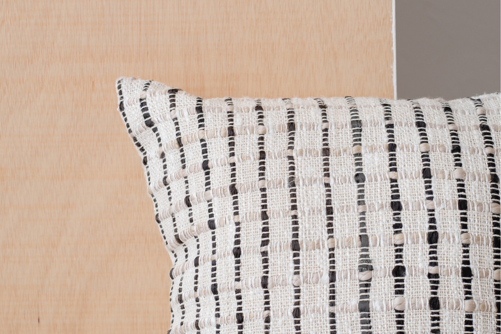 COJIN ALGODON BLANCO NEGRO BEIGE. OTO N4