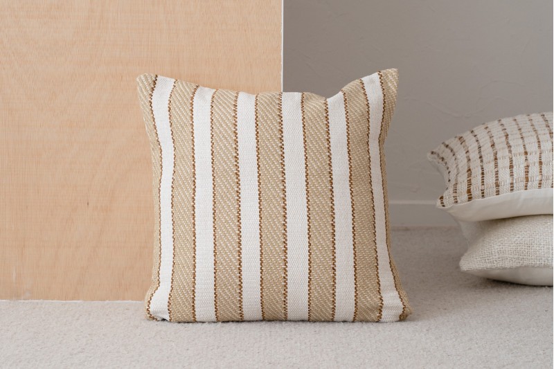 COUSSIN EN COTON BLANC ET BEIGE. ANXA N2 | VP Interiorismo