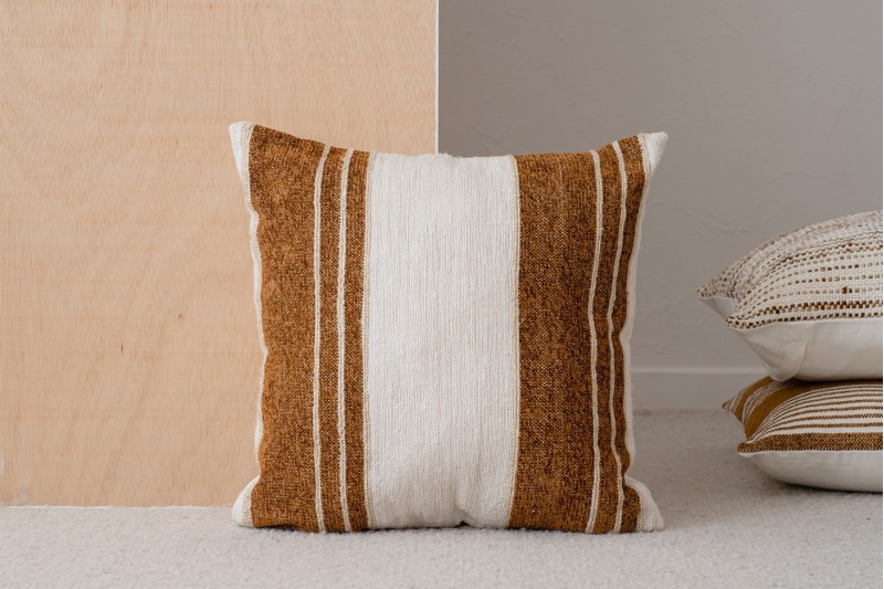 CUSHION MINIA N3. WHITE OCHRE CTTON CUSHION | VP Interiorismo