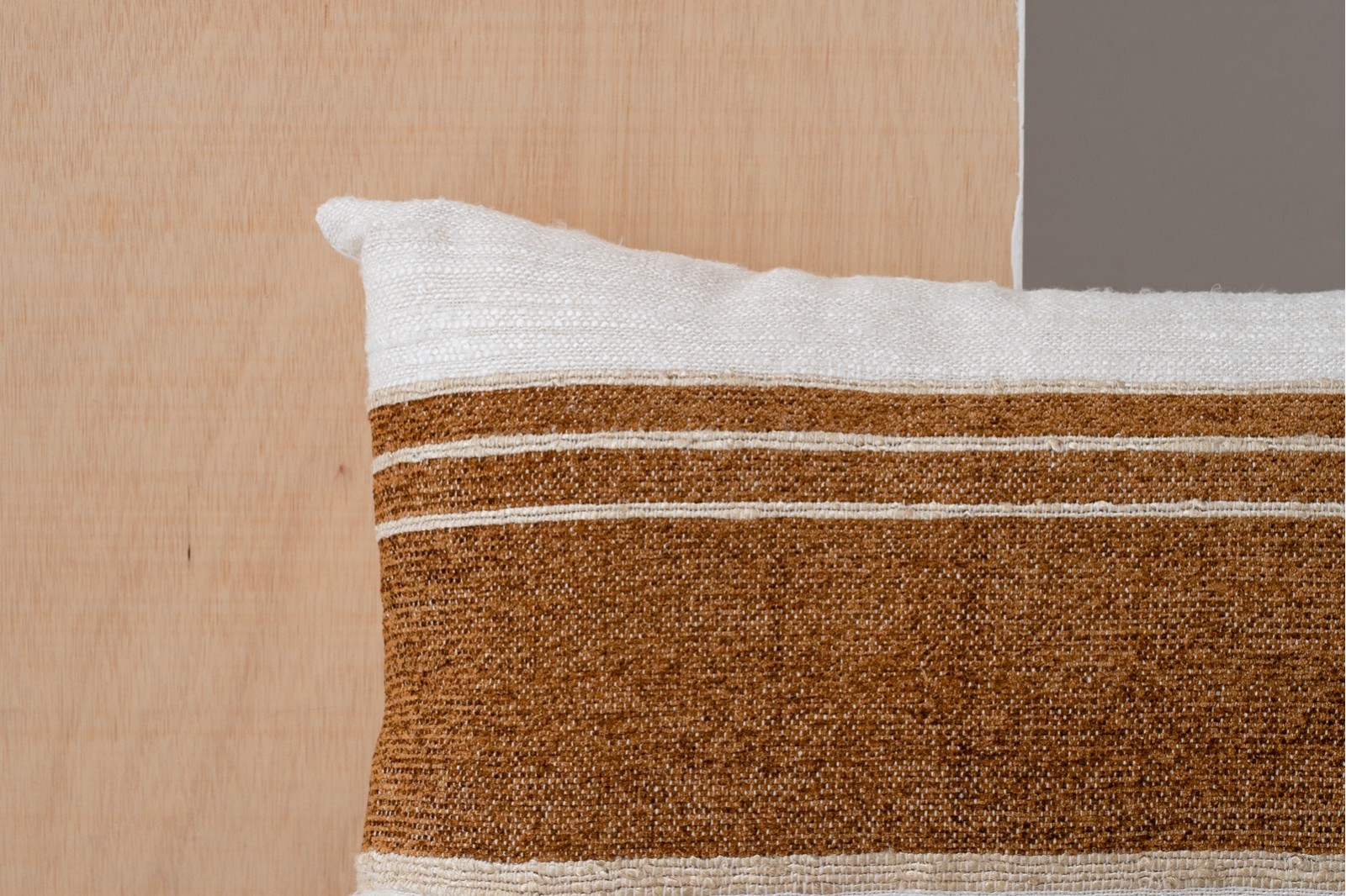 COJÍN ALGODÓN BLANCO OCRE. MINIA N4