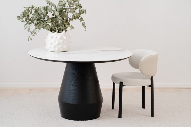 TABLE A MANGER RONDE. FRENE NOIR ET CERAMIQUE | VP Interiorismo