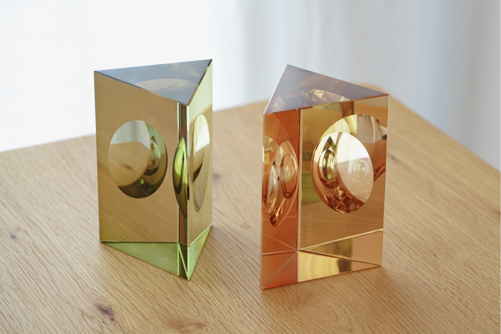 SET DE 2 PIEZAS CRISTAL COLOR. TRIÁNGULO