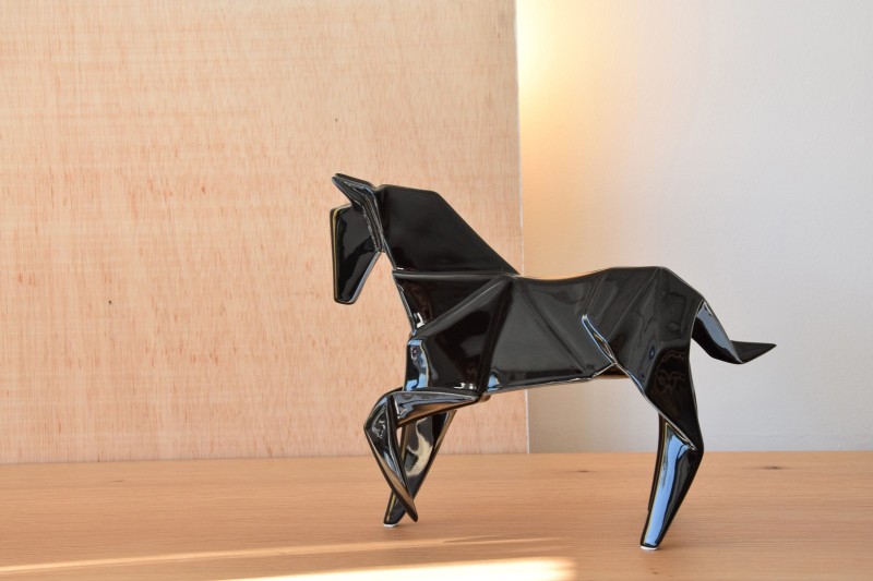 ORIGAMI HORSE COLLECTION. BLACK ERAMIC SCULPTURE | VP Interiorismo