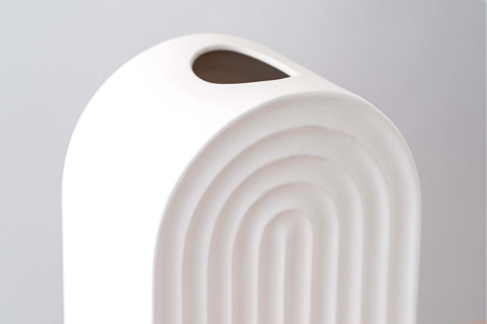 JARRON NERVA. CERAMICA. BLANCO MATE