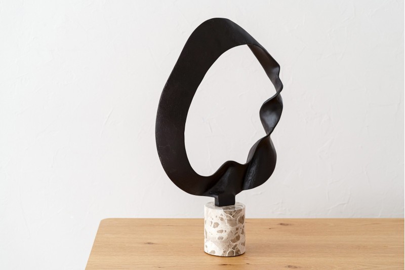 SCULPTURE AIR. DARK METAL AND MARBLE | VP Interiorismo