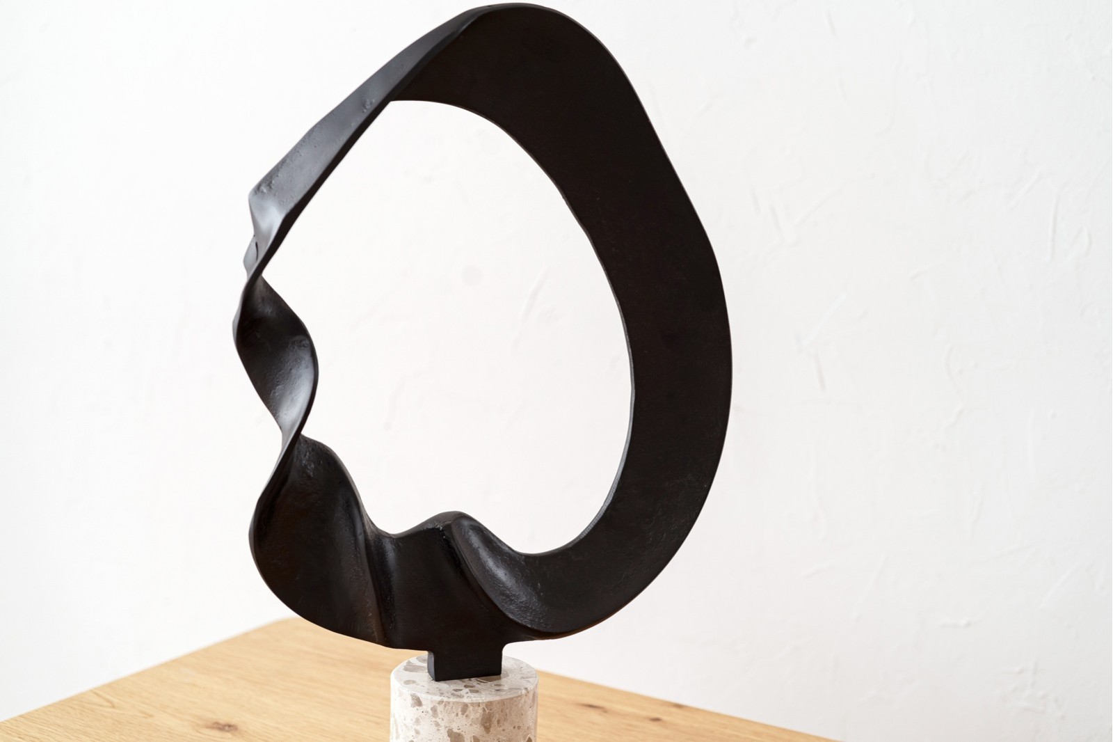 ESCULTURA AIRE. METAL Y MARMOL