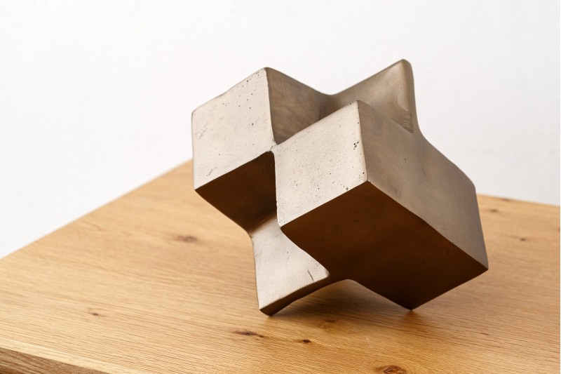 METAL SCULPTURE. CUBE. ANTIQUE BRASS | VP Interiorismo