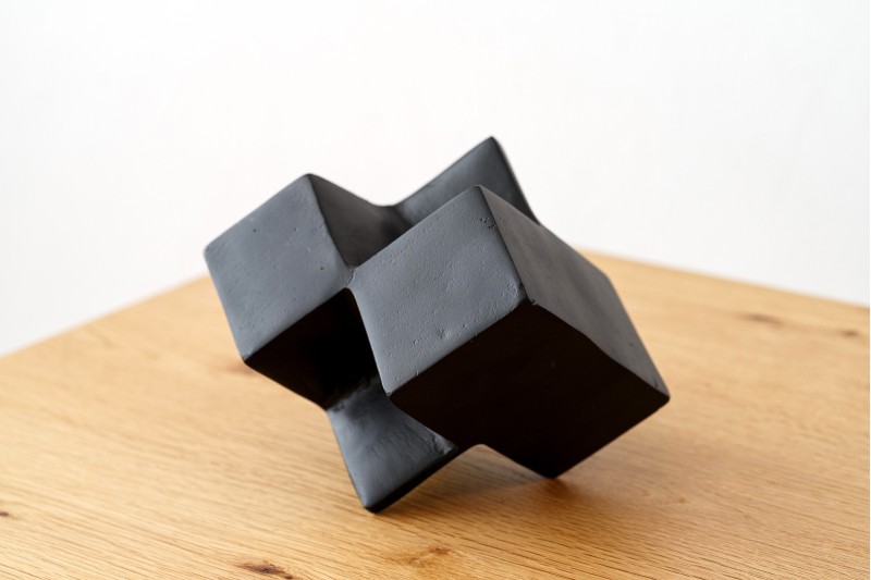 METAL SCULPTURE. CUBE. BLACK WITH TEXTURE | VP Interiorismo