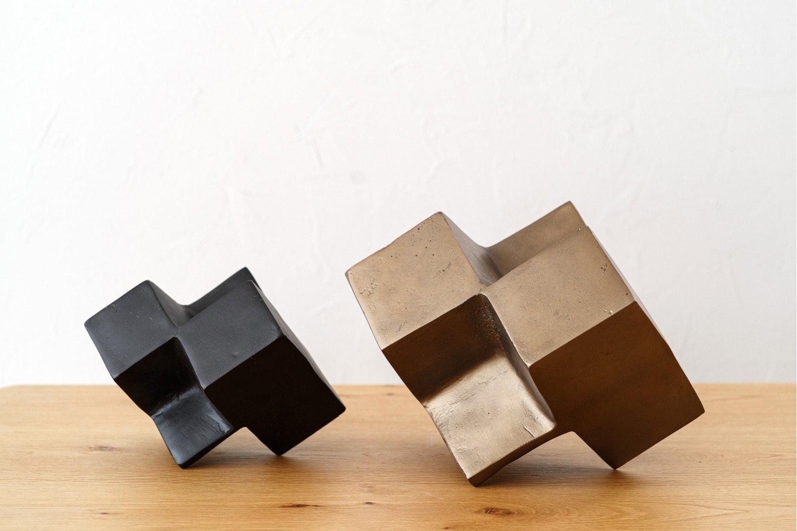 ESCULTURA METAL. CUBO. NEGRO TEXTURA