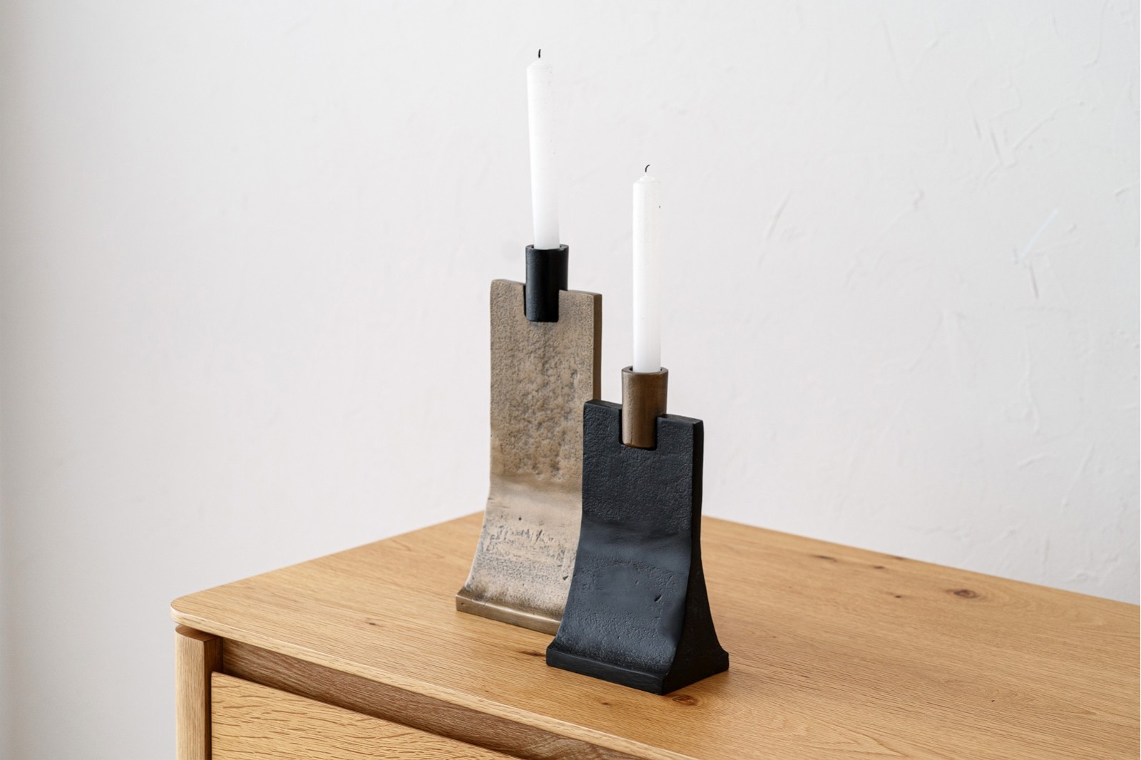 SET 2 CANDELABROS CURVO METAL ORO NEGRO.