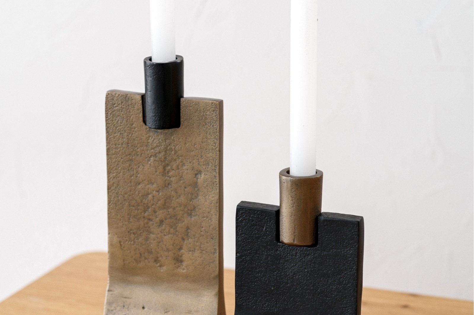 SET 2 CANDELABROS CURVO METAL ORO NEGRO.