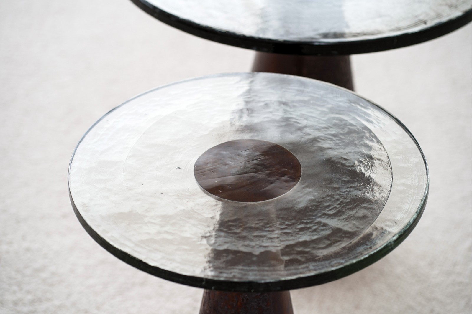 MESAS AUXILAIRES KALA: LATÓN ENVEJECIDO Y CRISTAL