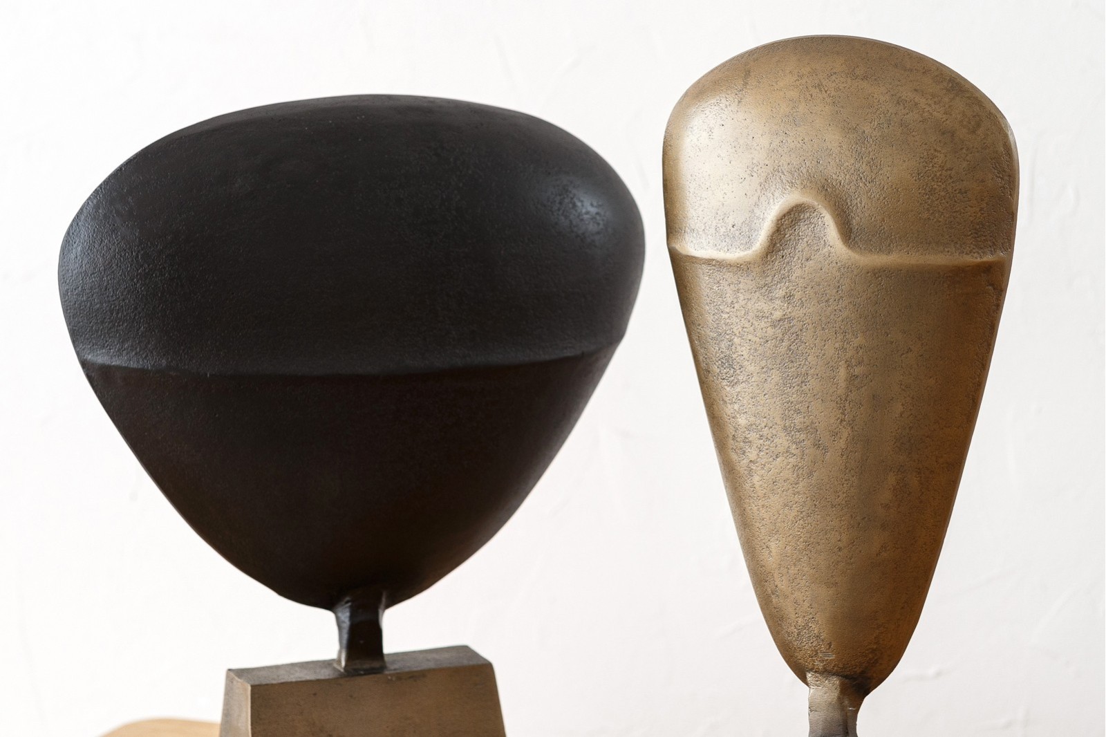 COLECCIÓN MÁSCARA: ESCULTURA METAL ORO NEGRO