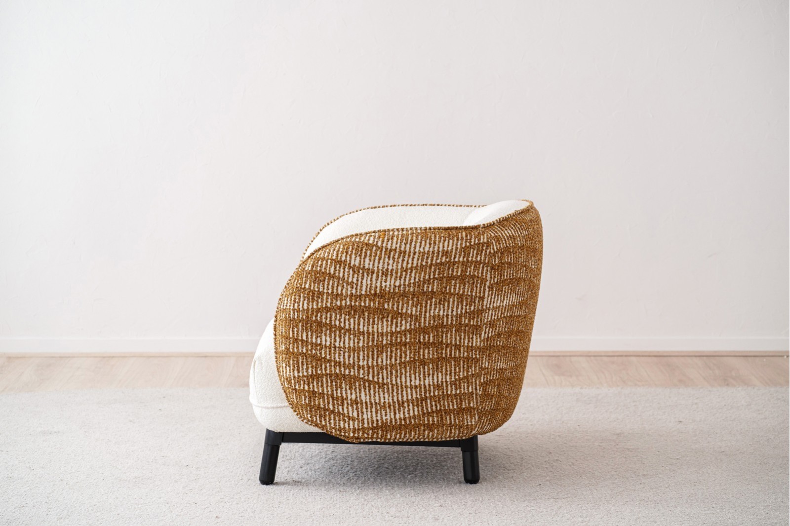 BUTACA CURVA. BLANCO Y MOSTAZA