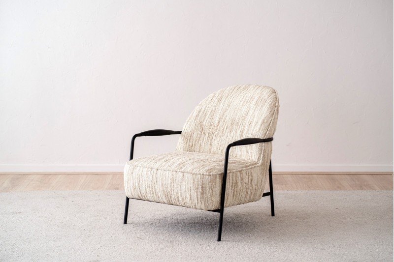 ARMCHAIR. UPHOLSTERED BEIGE PRINT AND METAL. | VP Interiorismo