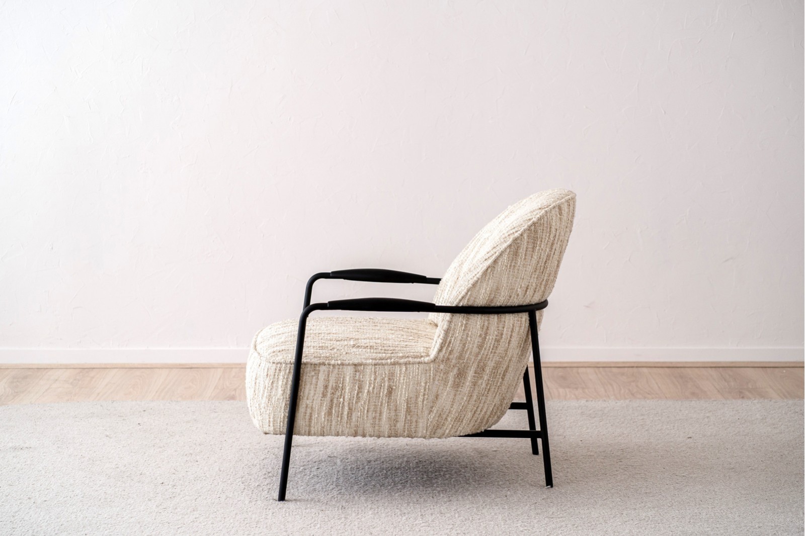 BUTACA TAPIZADA ESTAMPADO BEIGE Y METAL