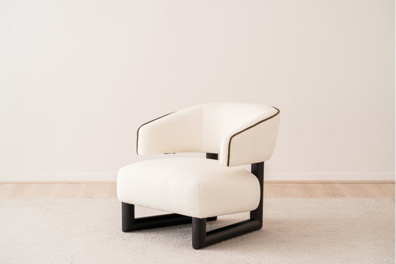 ARMCHAIR NEO. OFF WHITE AND BLACK WOOD | VP Interiorismo