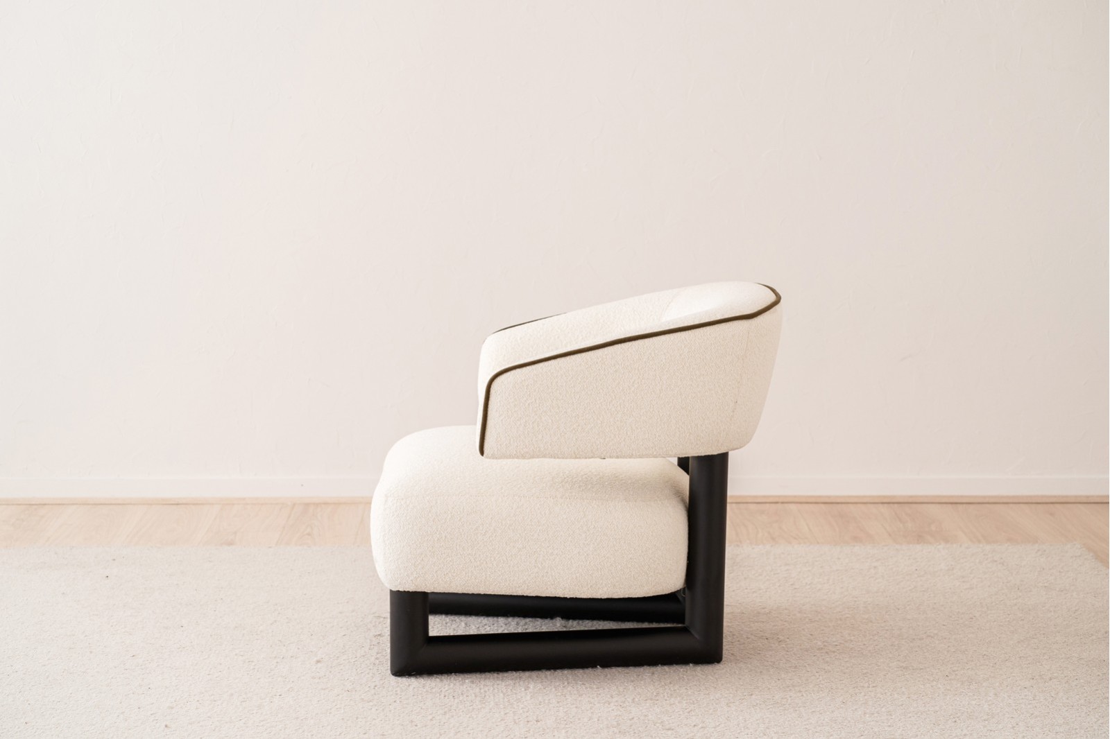 BUTACA NEO. BLANCO ROTO Y MADERA NEGRO