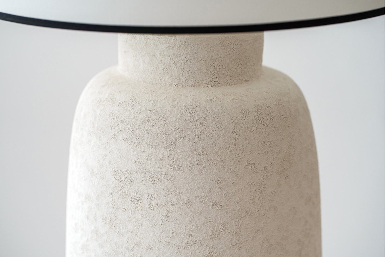 LAMPARA CERAMICA BAIA. BLANCO TEXTURA