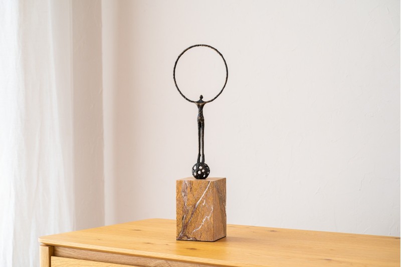 ESCULTURA ARO N1. METAL Y MARMOL