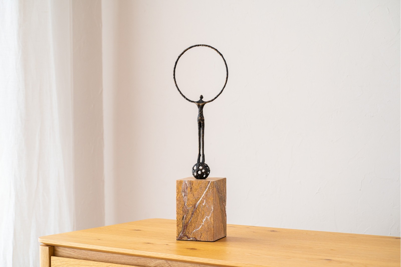 ESCULTURA ARO N1. METAL Y MARMOL